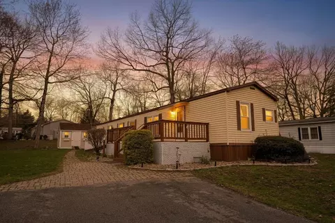 11 Amy Ln, Hampstead, NH 03841