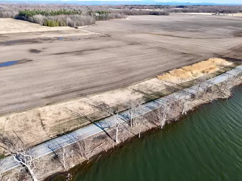 39 W Shore Rd, Alburgh, VT 05440