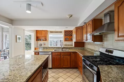 Kitchen - 15 Plateau Rd, Williston, VT 05495 photo 1 of 5