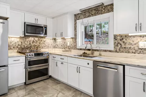 Kitchen - 25 Bluff St, Proctor, VT 05765 photo 2 of 4