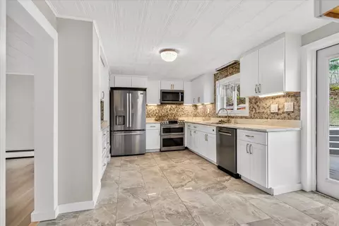 Kitchen - 25 Bluff St, Proctor, VT 05765 photo 1 of 4