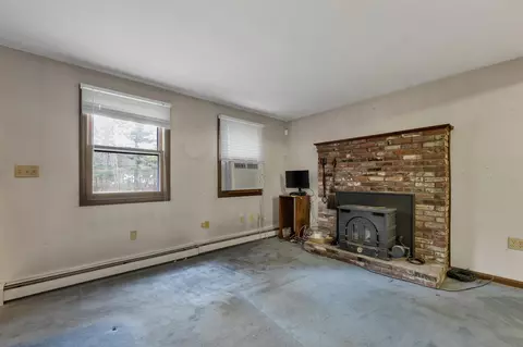 Living - 12 Blueberry Rd, Windham, NH 03087 photo 2 of 3