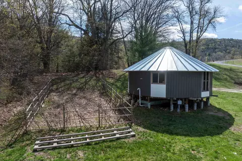 757 Weatherhead Hollow Rd, Guilford, VT 05301