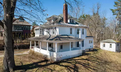 37 Edgehill Rd, Saint Johnsbury, VT 05819