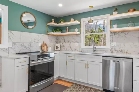 Kitchen - 7 Millstream Dr, Exeter, NH 03833 photo 5 of 7
