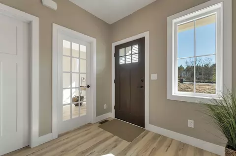 Entry Way - 669 High St, Candia, NH 03034 photo 2 of 5