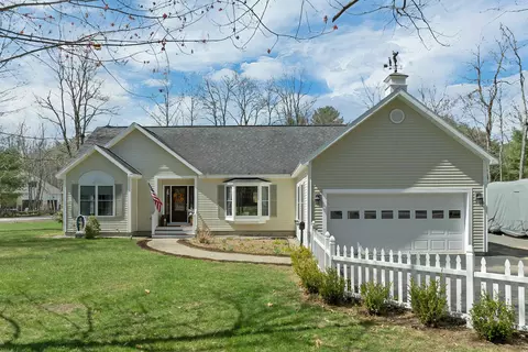 22 Fairway Dr, Ashland, NH 03217