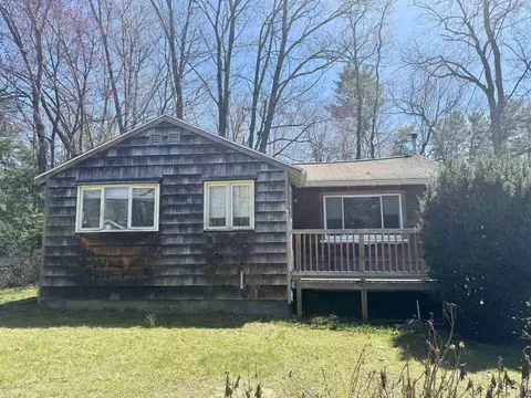 40 Riverside Dr, Fremont, NH 03044