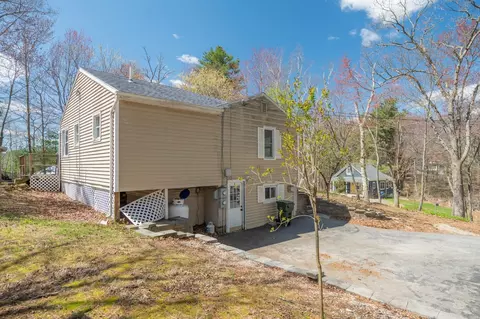 Exterior - 10 Beacon St, Londonderry, NH 03053 photo 3 of 4