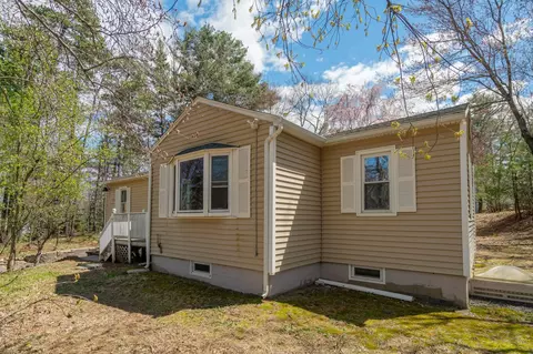 Exterior - 10 Beacon St, Londonderry, NH 03053 photo 2 of 4