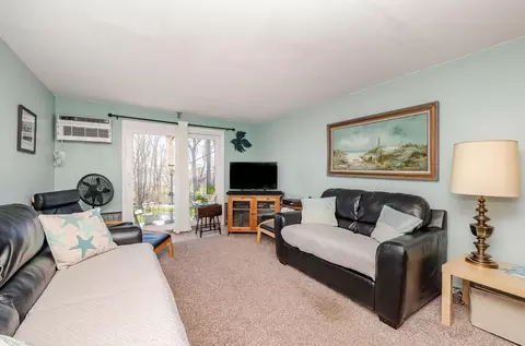Living - 467 High St #11, Hampton, NH 03842 photo 2 of 3