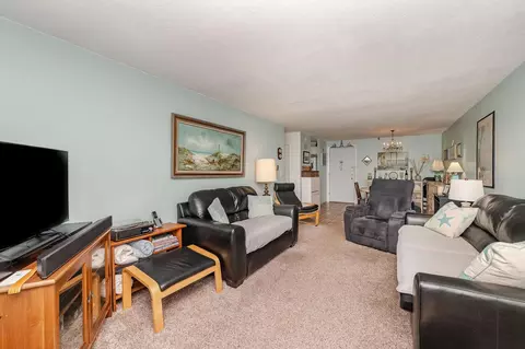 Living - 467 High St #11, Hampton, NH 03842 photo 3 of 3