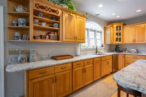 Kitchen - 51 Old Town Road Ext, Epsom, NH 03234 photo 6 of 10