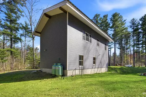 1 Deer Crossing Cir, Londonderry, NH 03053