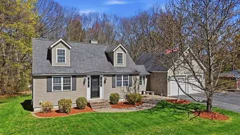 7 Vernon St, Hudson, NH 03051