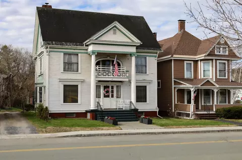 51 Maple St, Lyndonville, VT 05851