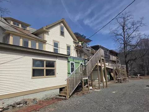 33 Oak St, Brattleboro, VT 05301