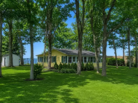 33 Leo Dr, Swanton, VT 05488