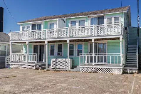 12 Manchester St, Hampton, NH 03842