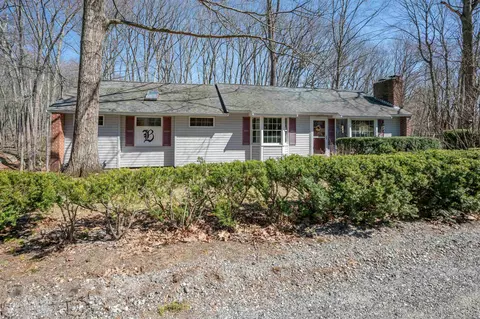 226 Amesbury Rd, Kensington, NH 03833