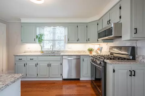 Kitchen - 41 Main St, Atkinson, NH 03811 photo 4 of 7
