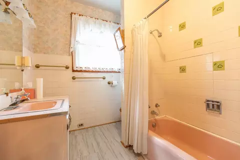 Bath - 9 Tuttle St, Rockingham, VT 05101 photo 2 of 3
