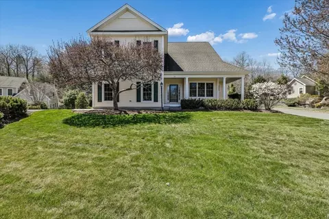 32 White Pine Ln, Manchester, NH 03102
