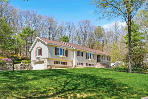 11 Oriole Rd, Windham, NH 03087