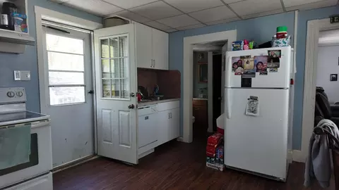 Entry Way - 36 Elm St, Derry, NH 03038 photo 4 of 6