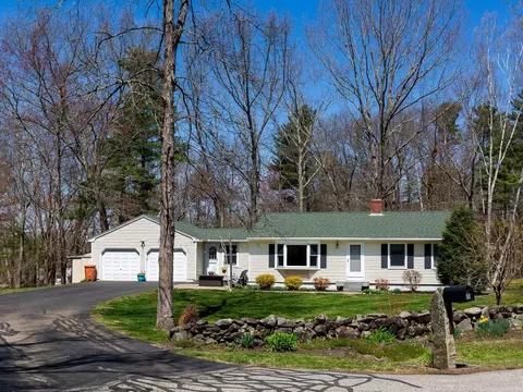 8 Laurel Ln, Stratham, NH 03885