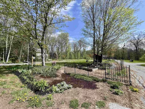 97 School St, Castleton, VT 05735