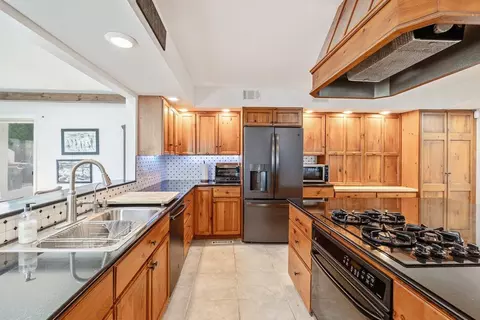 Kitchen - 431 Mcgregor Pt, Alburgh, VT 05440 photo 2 of 4