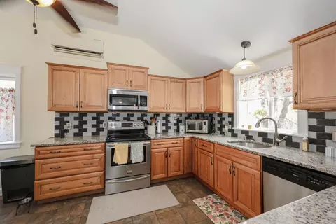 Kitchen - 222 Hampstead Rd, Derry, NH 03038 photo 3 of 4