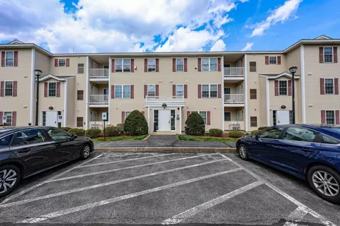 18 Crestview Cir #207, Londonderry, NH 03053