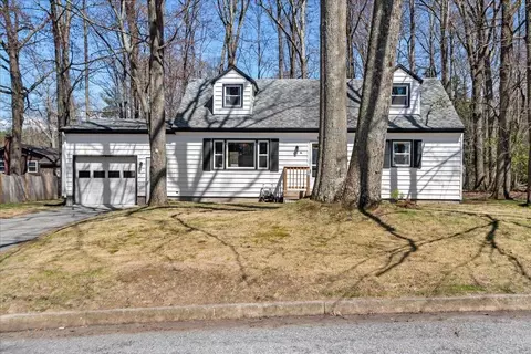 29 Hilltop Ct, Colchester, VT 05446