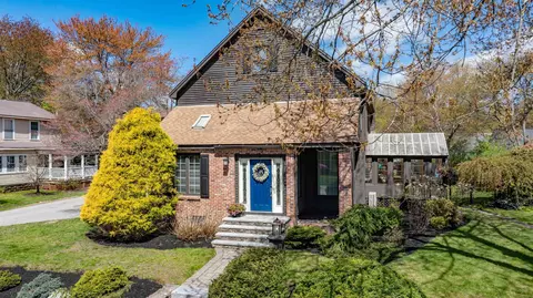 5 Ashland St, Nashua, NH 03064
