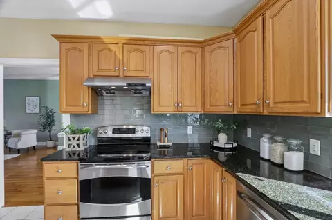 Kitchen - 1 Squire Armour Rd, Windham, NH 03087 photo 3 of 4