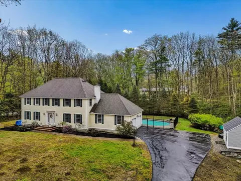 98 Hitching Post Ln, Bedford, NH 03110