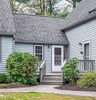 64 Glengarry Dr, Stratham, NH 03885