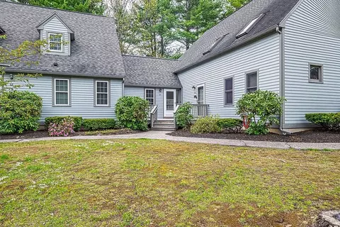 64 Glengarry Dr, Stratham, NH 03885