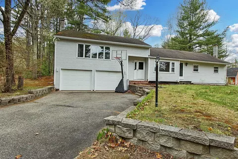 15 Lincoln St, Pelham, NH 03076