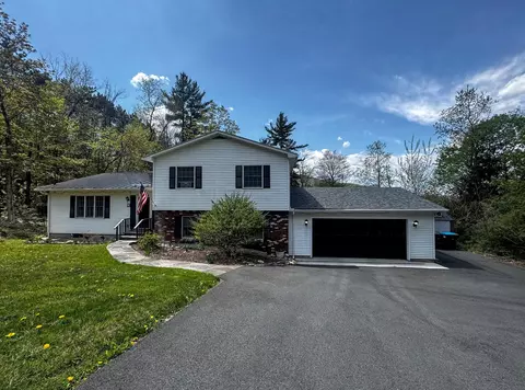 131 Pine Cir, Bennington, VT 05201