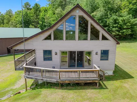 832 W Hill Rd, Saint Johnsbury, VT 05819