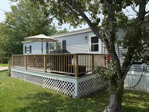 8 Sir Lancelot Dr, Exeter, NH 03833