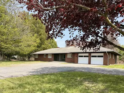 422 Governor Hunt Rd, Vernon, VT 05354