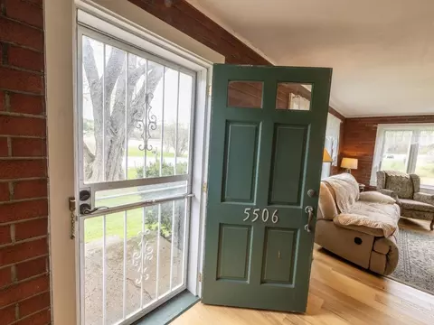 Entry Way - 5506 St George Rd, Williston, VT 05495 photo 3 of 4