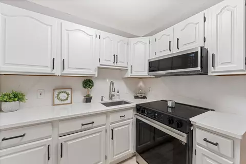 4 Brook Rd #8, Salem, NH 03079