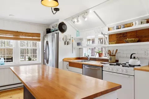 Kitchen - 338 Stage Rd, Nottingham, NH 03290 photo 4 of 5