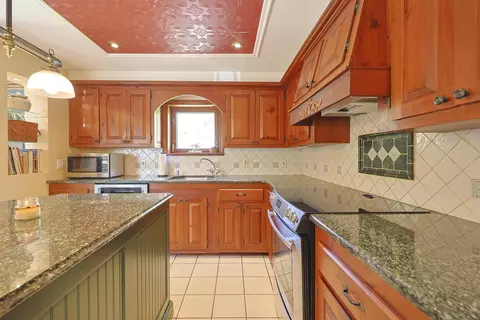 Kitchen - 95 Kingston Rd, Exeter, NH 03833 photo 2 of 3