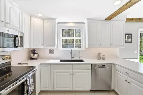 Kitchen - 3 Indian Trl, Exeter, NH 03833 photo 4 of 6